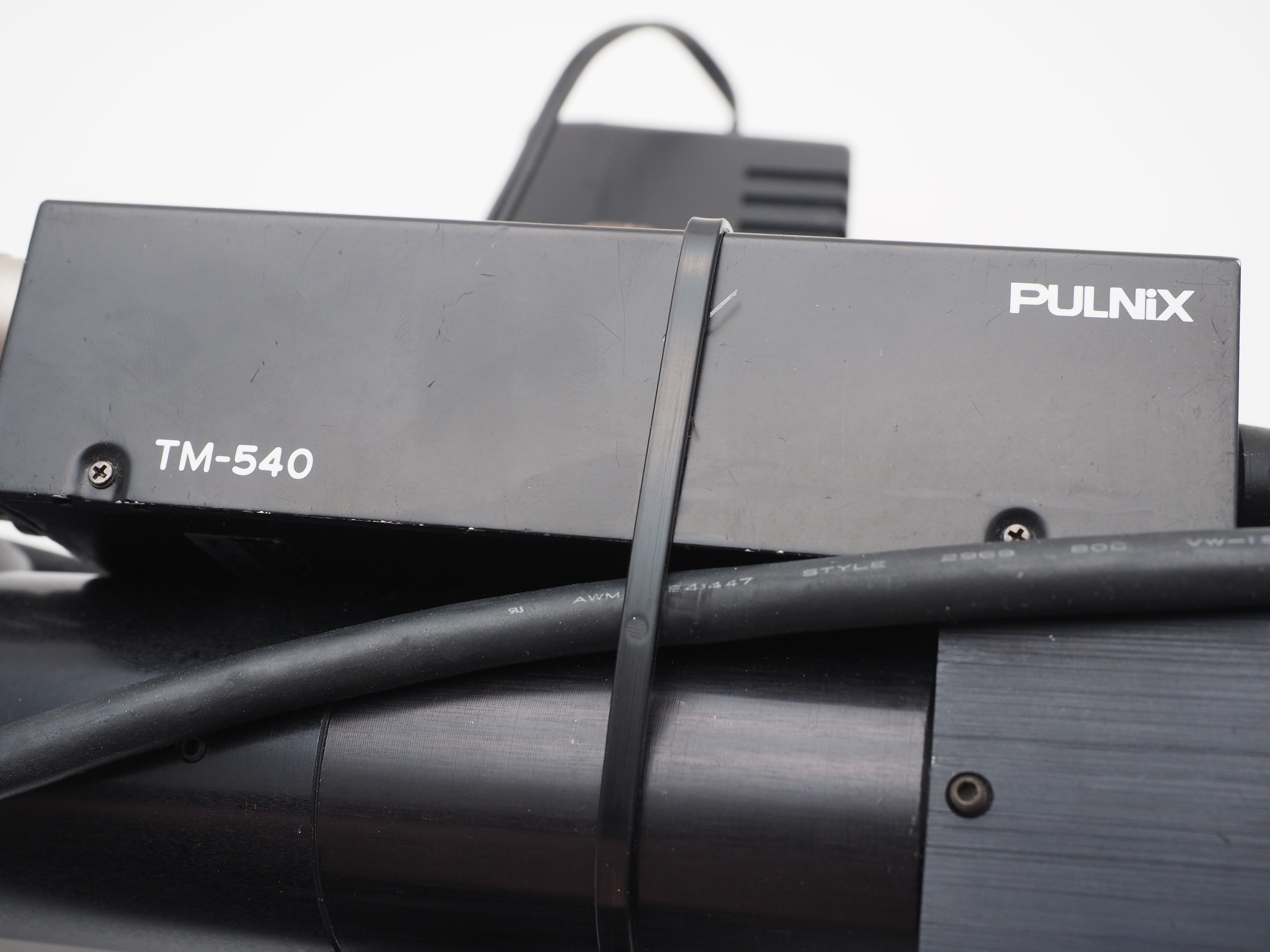 Pulnix TM-540 Industriekamera mit Objektiv und Kabeln