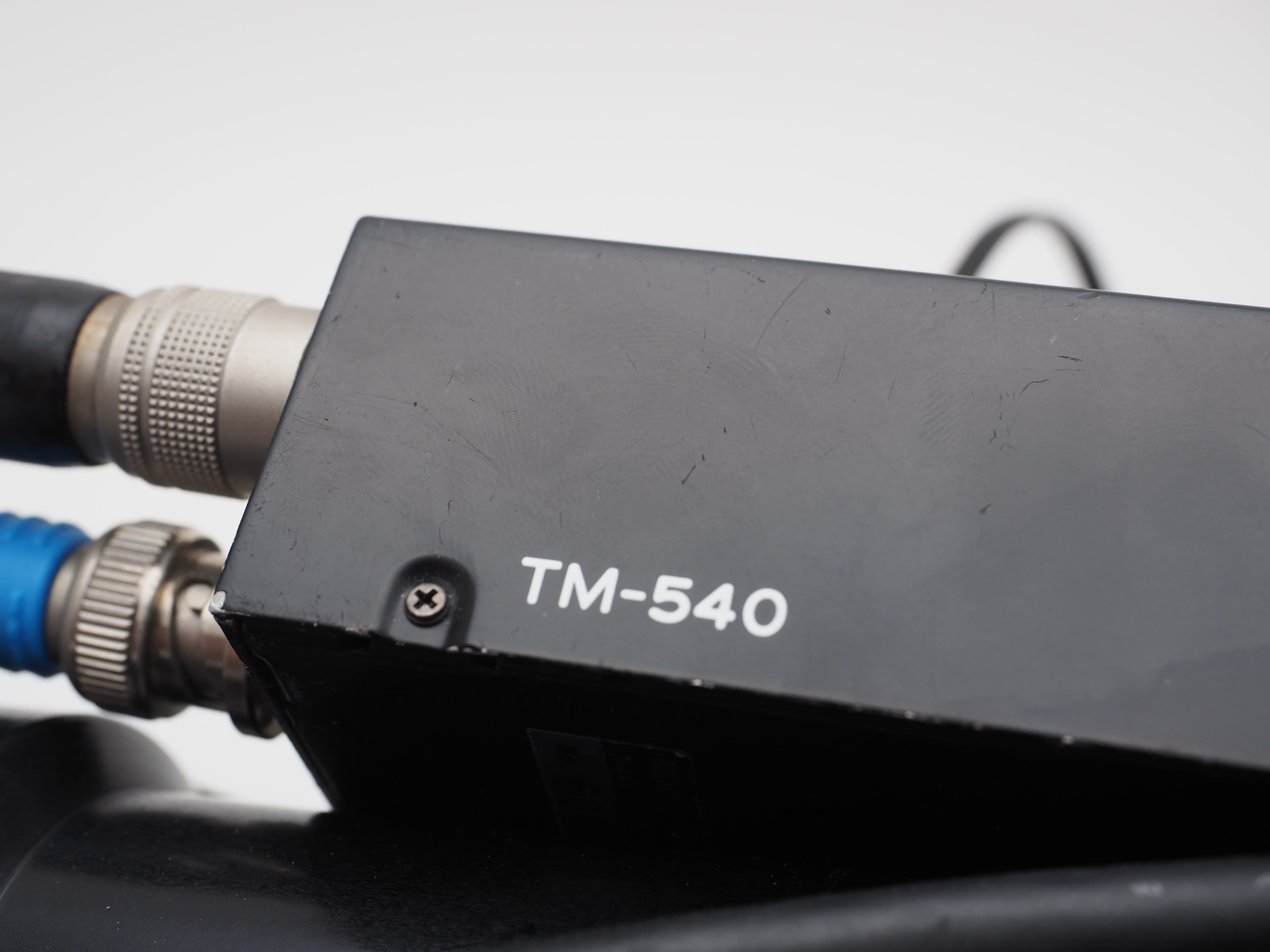 Pulnix TM-540 Industriekamera mit Objektiv und Kabeln