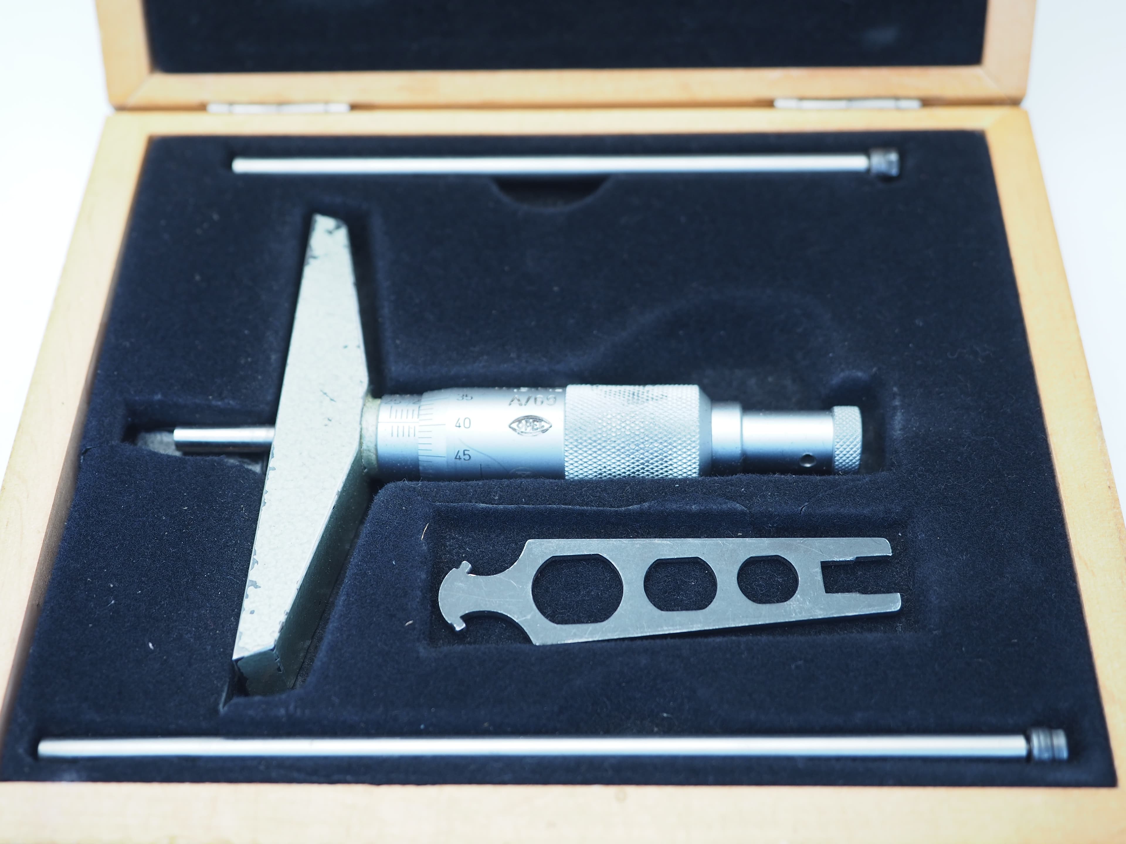 Opel W.B.N.2 Tiefenmessschraube – 0–75 mm im Holzkasten