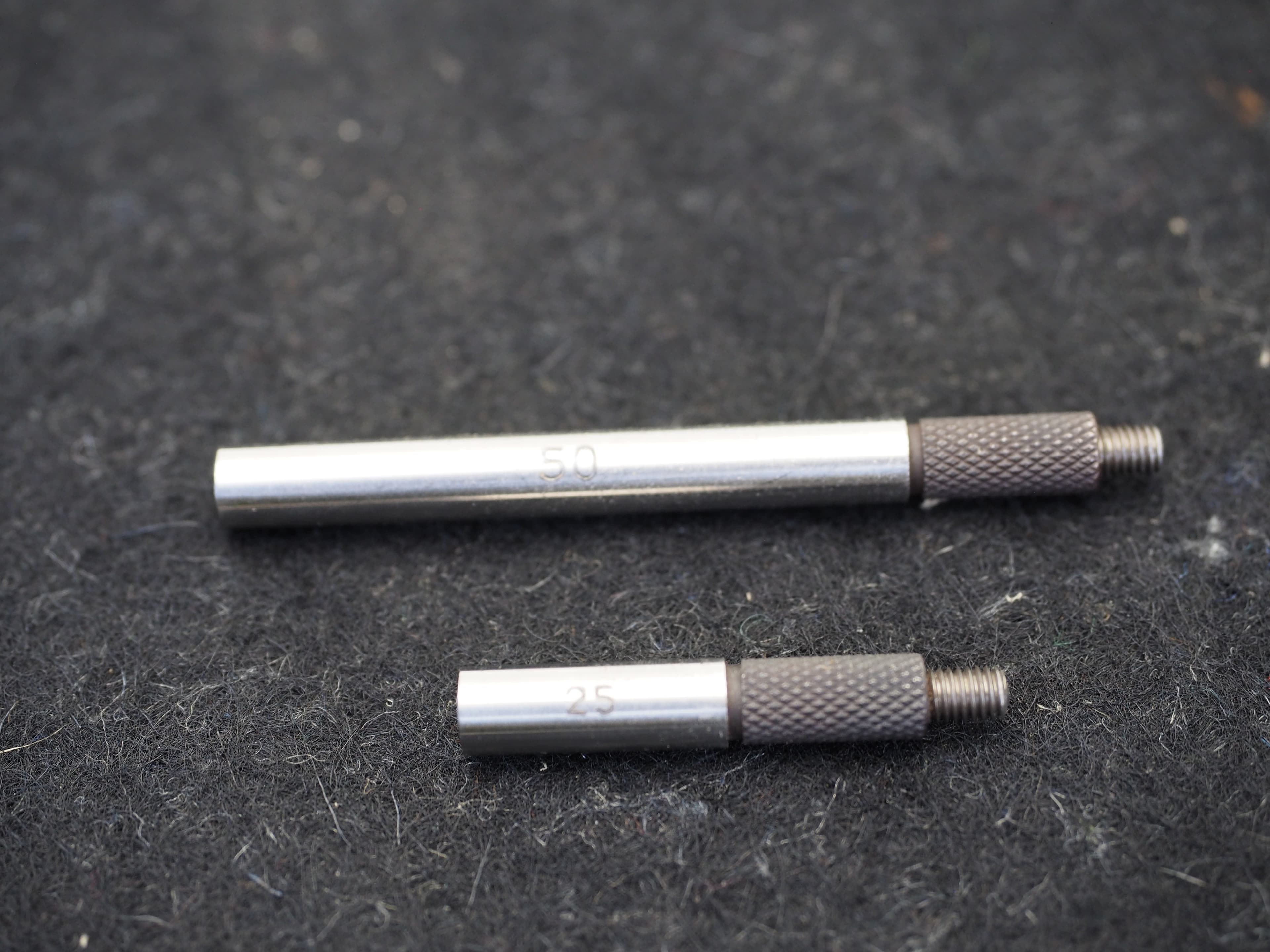 Mahr Tiefenmessschraube mit 25/50-mm-Verlängerungen im Koffer
