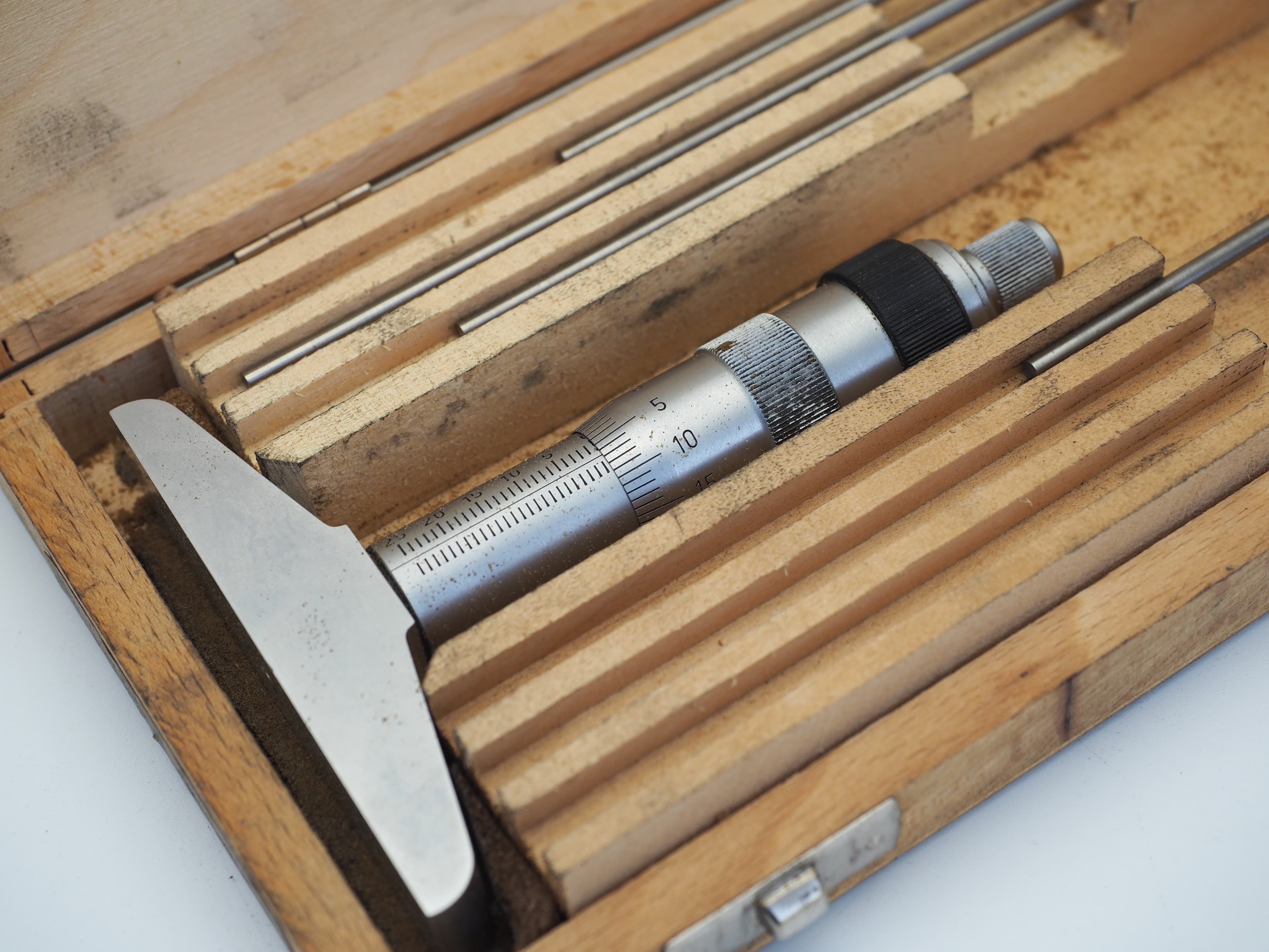 Mauser Tiefenmessschraube mit Messstaeben im Holzkasten