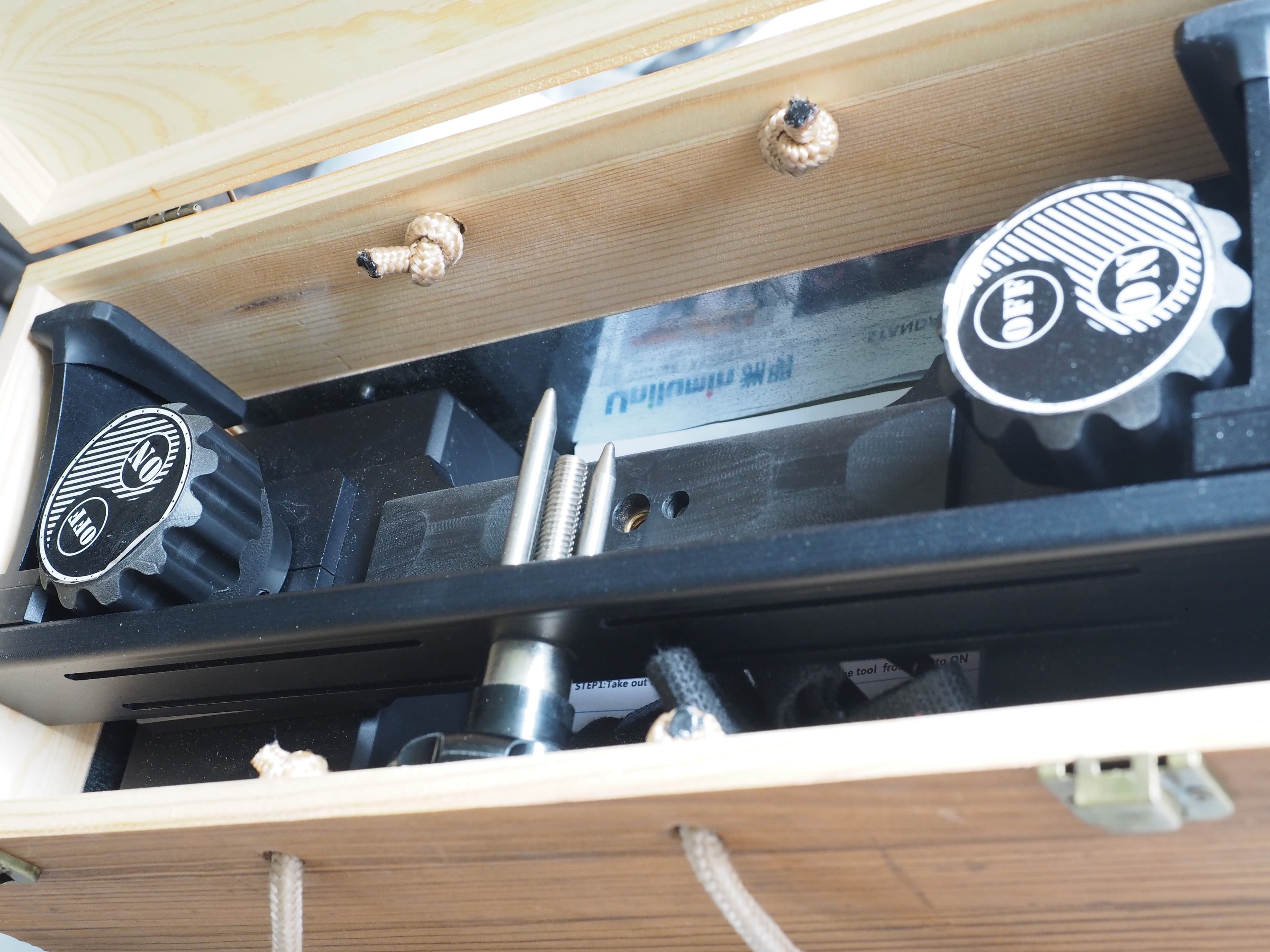 LED Wartungswerkzeugsatz im Holzkasten mit Unilumin Anleitung
