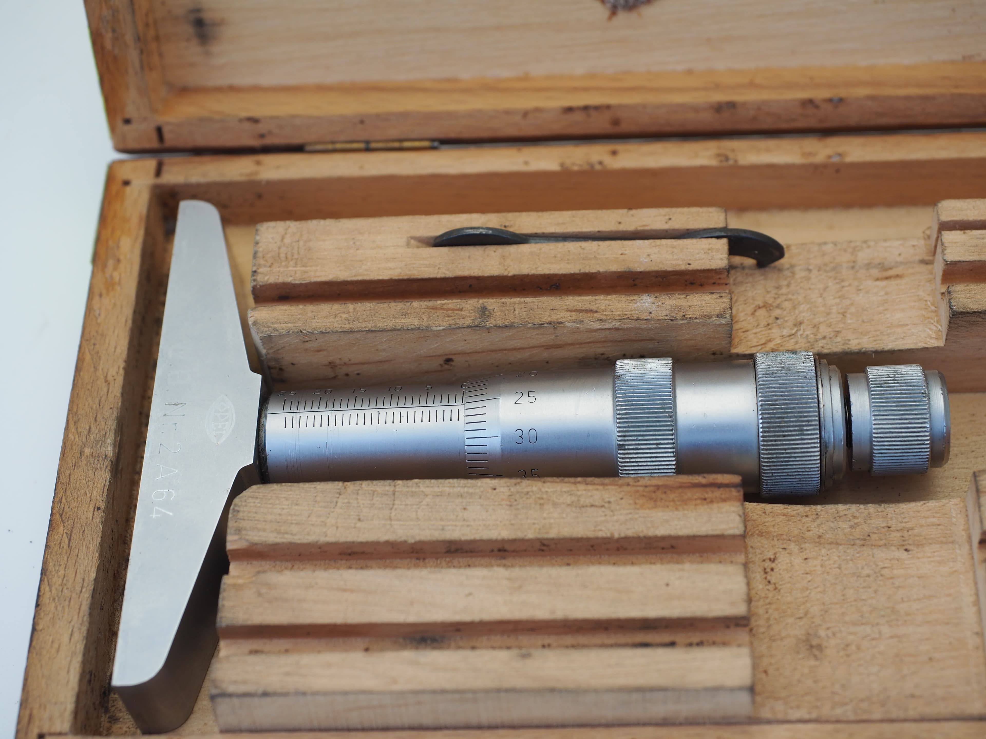 Mauser Tiefenmessschraube im Holzkasten