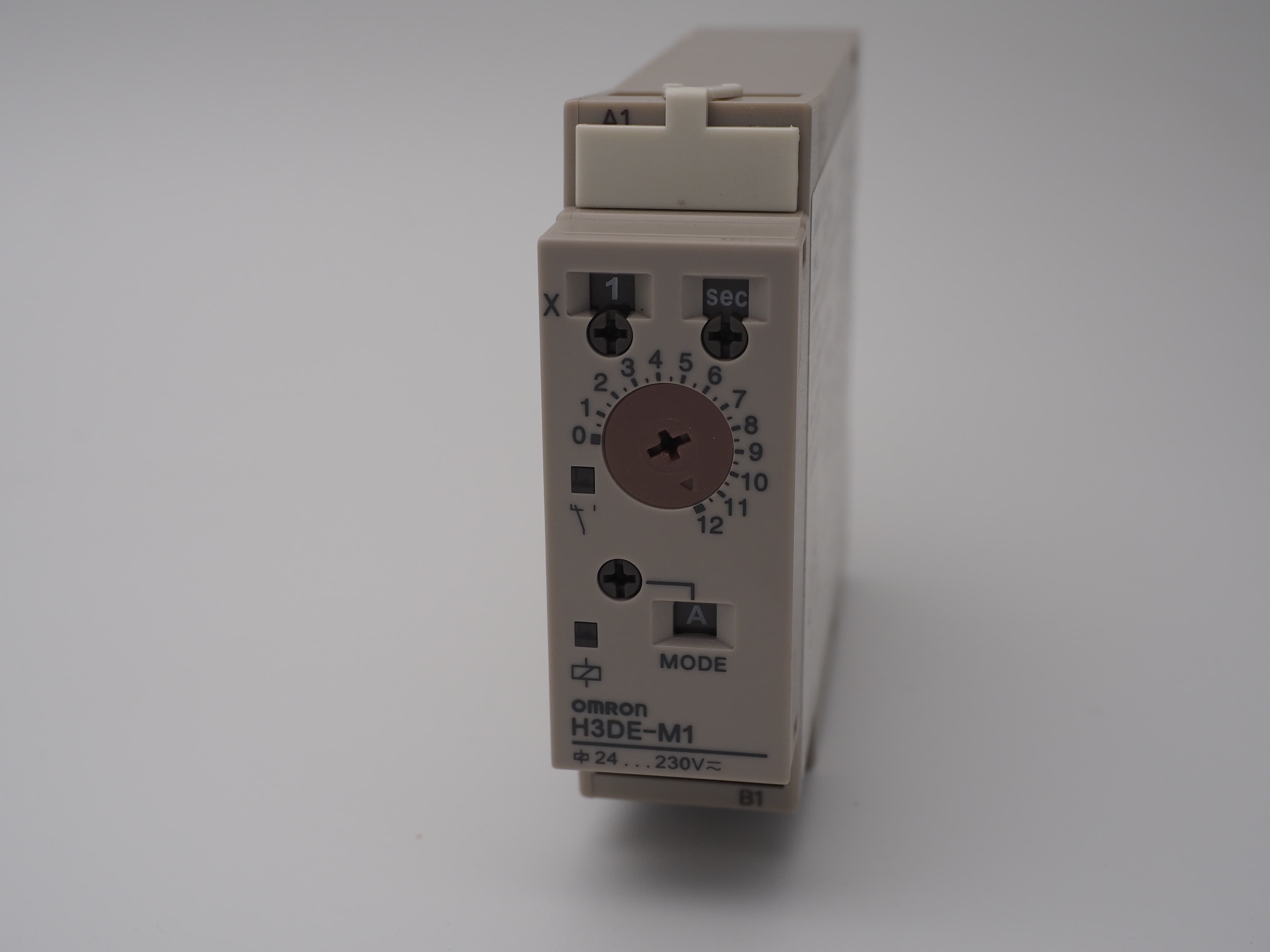 Zeitrelais Omron H3DE-M1 AC-DC24-230 LOT 2028M mit Karton