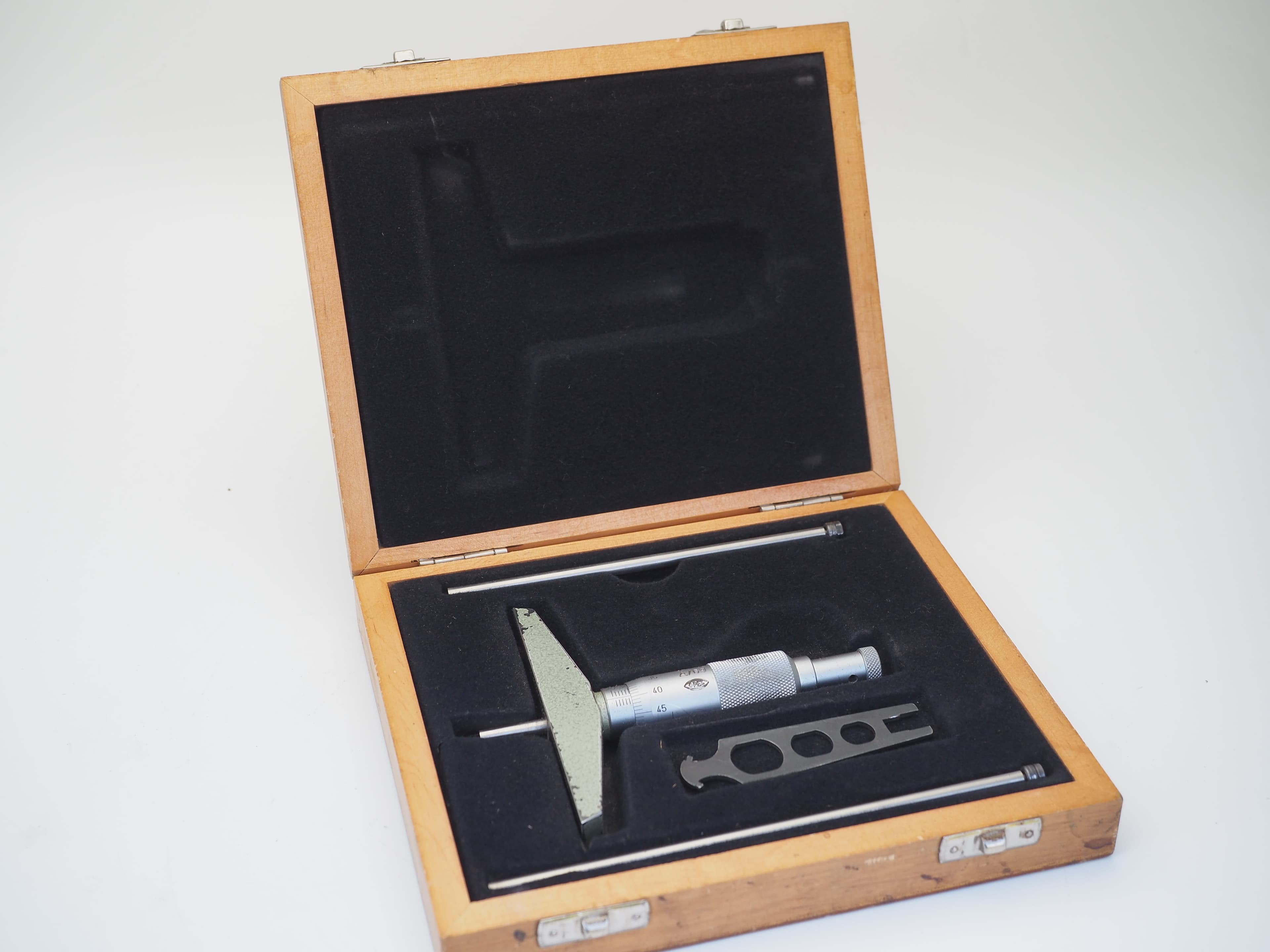 Opel W.B.N.2 Tiefenmessschraube – 0–75 mm im Holzkasten