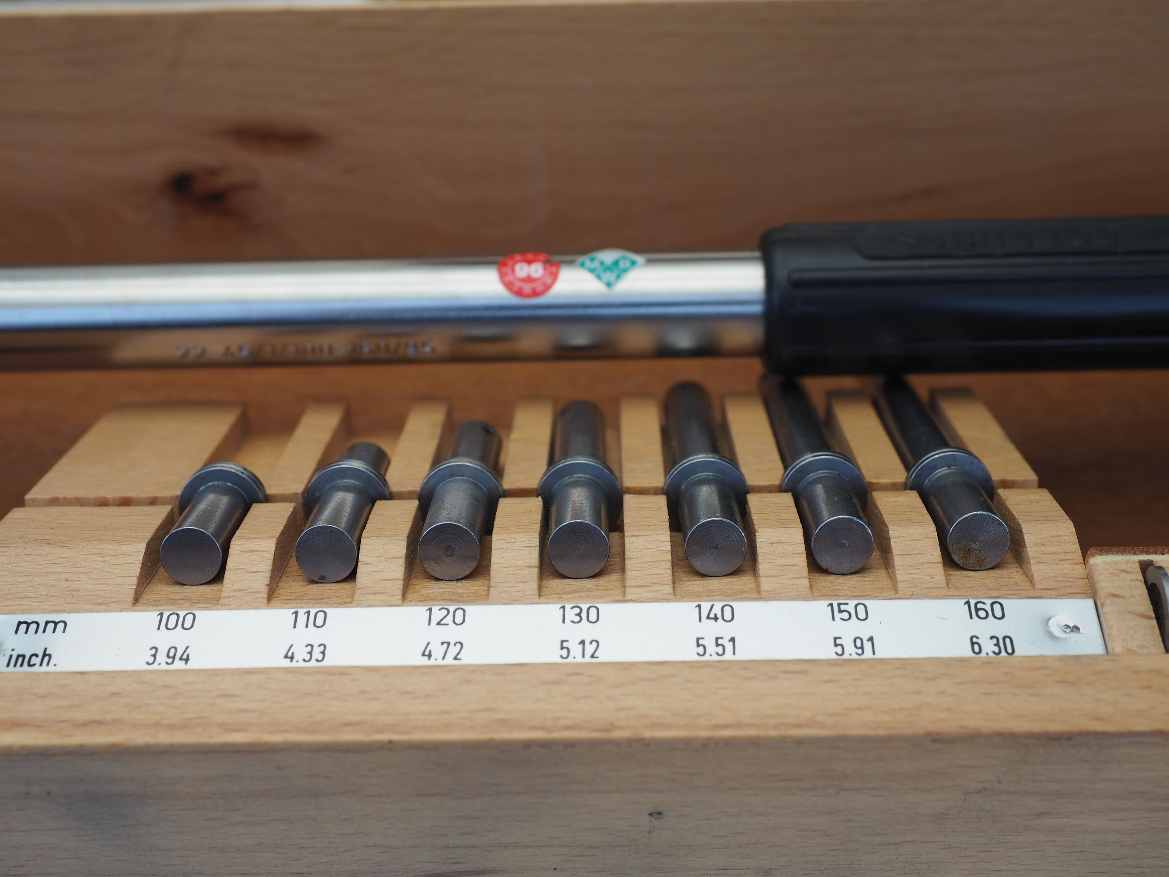 Schwenk Subito 100-160 mm Innenmessgeraet mit Messeinsaetzen im Holzkasten