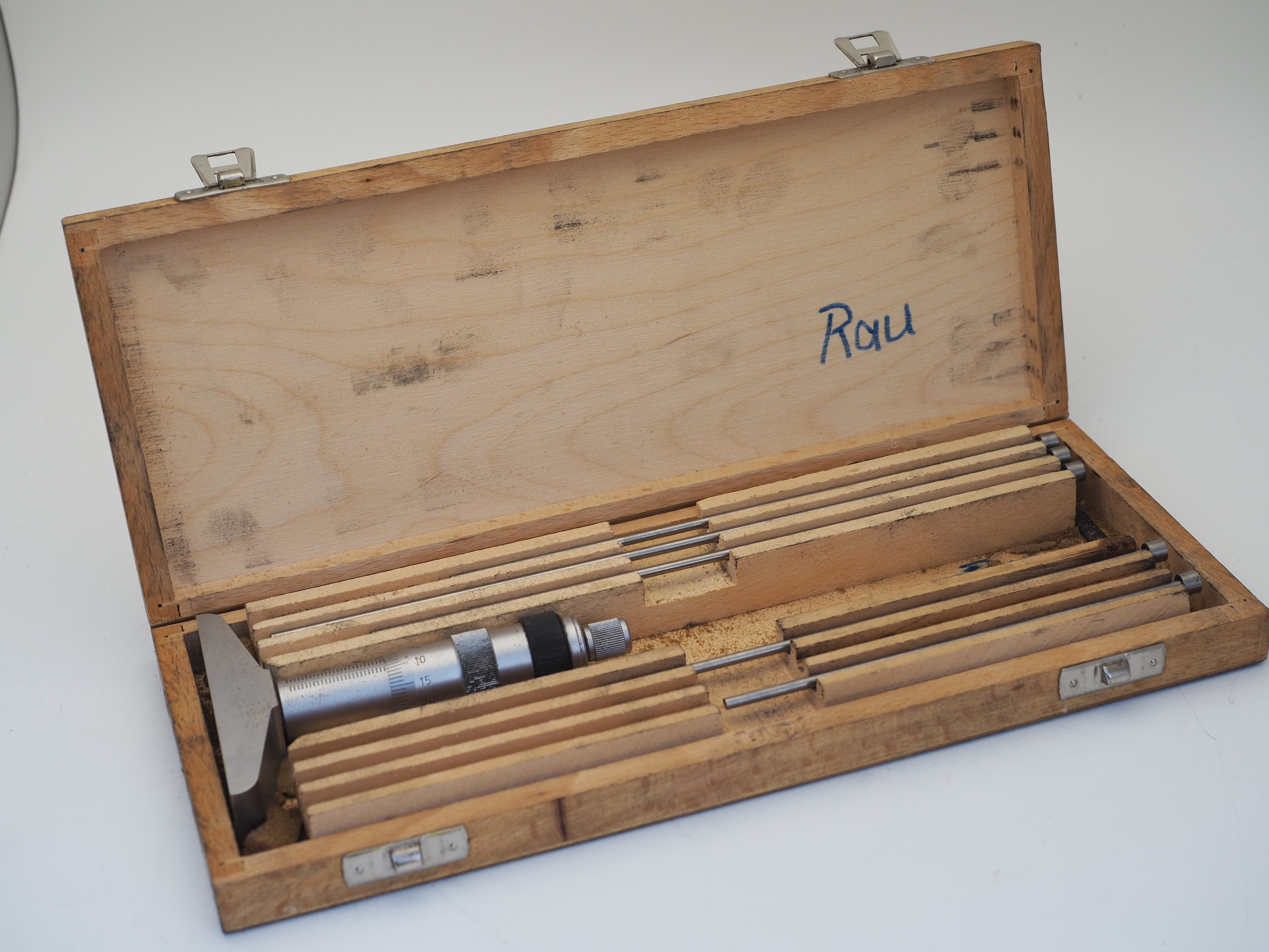 Mauser Tiefenmessschraube mit Messstaeben im Holzkasten